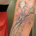 Arm Tattoo einer Fit | Mizutani Friseurschere