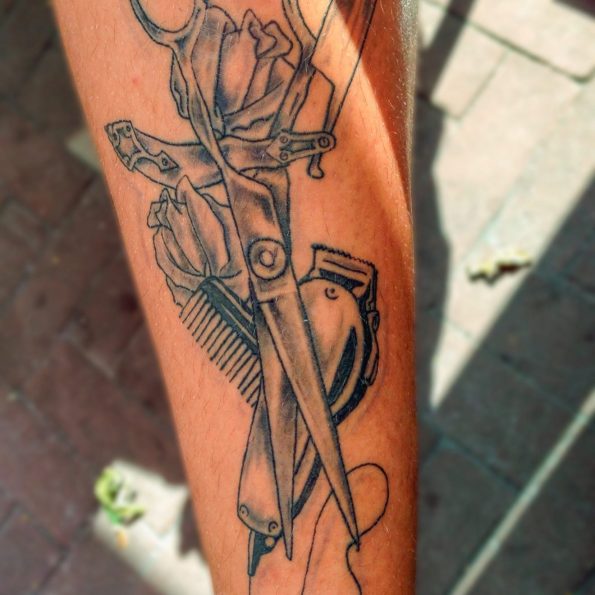 Arm Tattoo einer Mizutani Schere V3 umhüllt in Blumen