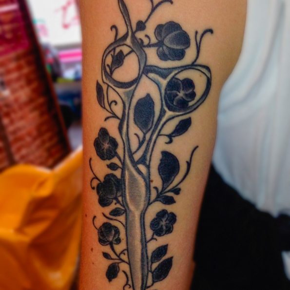 Arm Tattoo einer Mizutani Schere Acro Z-1 D umhüllt in Blumen 