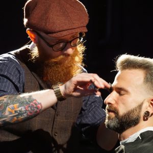 Mizutani Europe Barber Seminar 2019 Live Präsentation eines Haarschnitts Barber schneidet Haare auf der Bühne