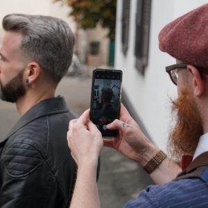 Mizutani Europe Barber Seminar 2019 Präsentation eines Haarschnitts Barber fotografiert die Haare die er geschnitten hat