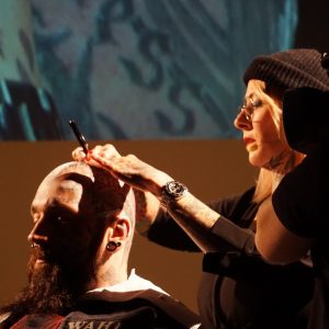 Mizutani Europe Barber Seminar 2019 Live Präsentation eines Haarschnitts von Jessy's Barber Girls auf der Bühne