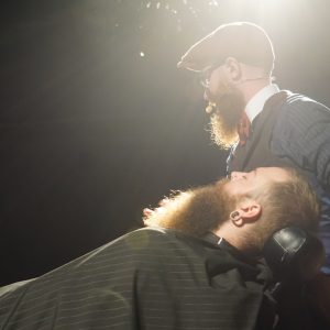 Mizutani Europe Barber Seminar 2019 Live Präsentation eines Haarschnitts Barber schneidet Haare auf der Bühne