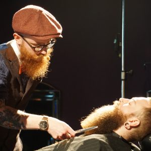 Mizutani Europe Barber Seminar 2019 Live Präsentation eines Haarschnitts Barber schneidet Haare auf der Bühne