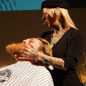 Mizutani Europe Barber Seminar 2019 Live Präsentation eines Haarschnitts Jessy von Jessy's Barber Girls schneidet Bart auf der Bühne