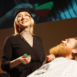 Mizutani Europe Barber Seminar 2019 Live Präsentation eines Haarschnitts Jessy von Jessy's Barber Girls schneidet Bart auf der Bühne