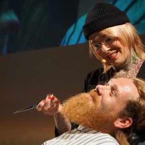 Mizutani Europe Barber Seminar 2019 Live Präsentation eines Haarschnitts Jessy von Jessy's Barber Girls schneidet Bart auf der Bühne