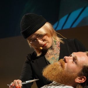 Mizutani Europe Barber Seminar 2019 Live Präsentation eines Haarschnitts Jessy von Jessy's Barber Girls schneidet Bart auf der Bühne