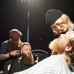 Mizutani Europe Barber Seminar 2019 Live Präsentation eines Haarschnitts Jessy von Jessy's Barber Girls schneidet Bart auf der Bühne