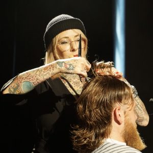 Mizutani Europe Barber Seminar 2019 Live Präsentation eines Haarschnitts Jessy von Jessy's Barber Girls schneidet Haare auf der Bühne