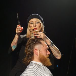 Mizutani Europe Barber Seminar 2019 Live Präsentation eines Haarschnitts Jessy von Jessy's Barber Girls schneidet Haare auf der Bühne