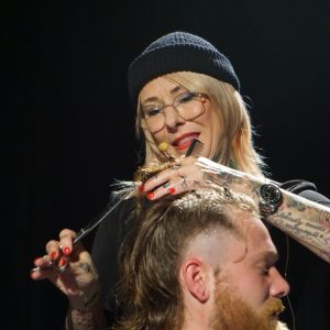 Mizutani Europe Barber Seminar 2019 Live Präsentation eines Haarschnitts Jessy von Jessy's Barber Girls schneidet Haare auf der Bühne