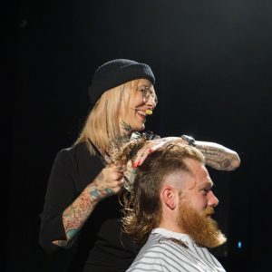 Mizutani Europe Barber Seminar 2019 Live Präsentation eines Haarschnitts Jessy von Jessy's Barber Girls schneidet Haare auf der Bühne