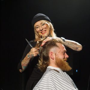 Mizutani Europe Barber Seminar 2019 Live Präsentation eines Haarschnitts Jessy von Jessy's Barber Girls schneidet Haare auf der Bühne