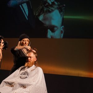 Mizutani Europe Barber Seminar 2019 Live Präsentation eines Haarschnitts Jessy von Jessy's Barber Girls schneidet Haare auf der Bühne