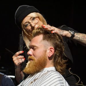 Mizutani Europe Barber Seminar 2019 Live Präsentation eines Haarschnitts Jessy von Jessy's Barber Girls schneidet Haare auf der Bühne