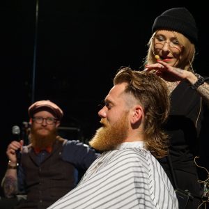 Mizutani Europe Barber Seminar 2019 Live Präsentation eines Haarschnitts Jessy von Jessy's Barber Girls schneidet Haare auf der Bühne