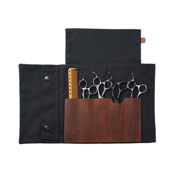 Geöffnete schwarze Rolltasche mit Friseurscheren und Kamm | Mizutani Zubehör
