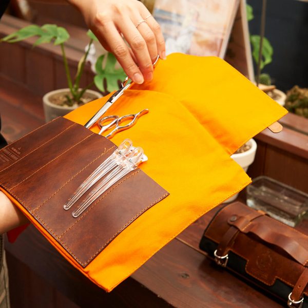 orangene Rolltasche geöffnet mit Scheren und Klammern | Mizutani Zubehör