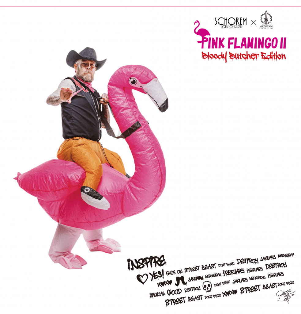 Pink Flamingo II Modellierschere- Ein Mann sitzt auf einem pinken Flamingo mit einer pinken Friseurschere von Mizutani Scissors