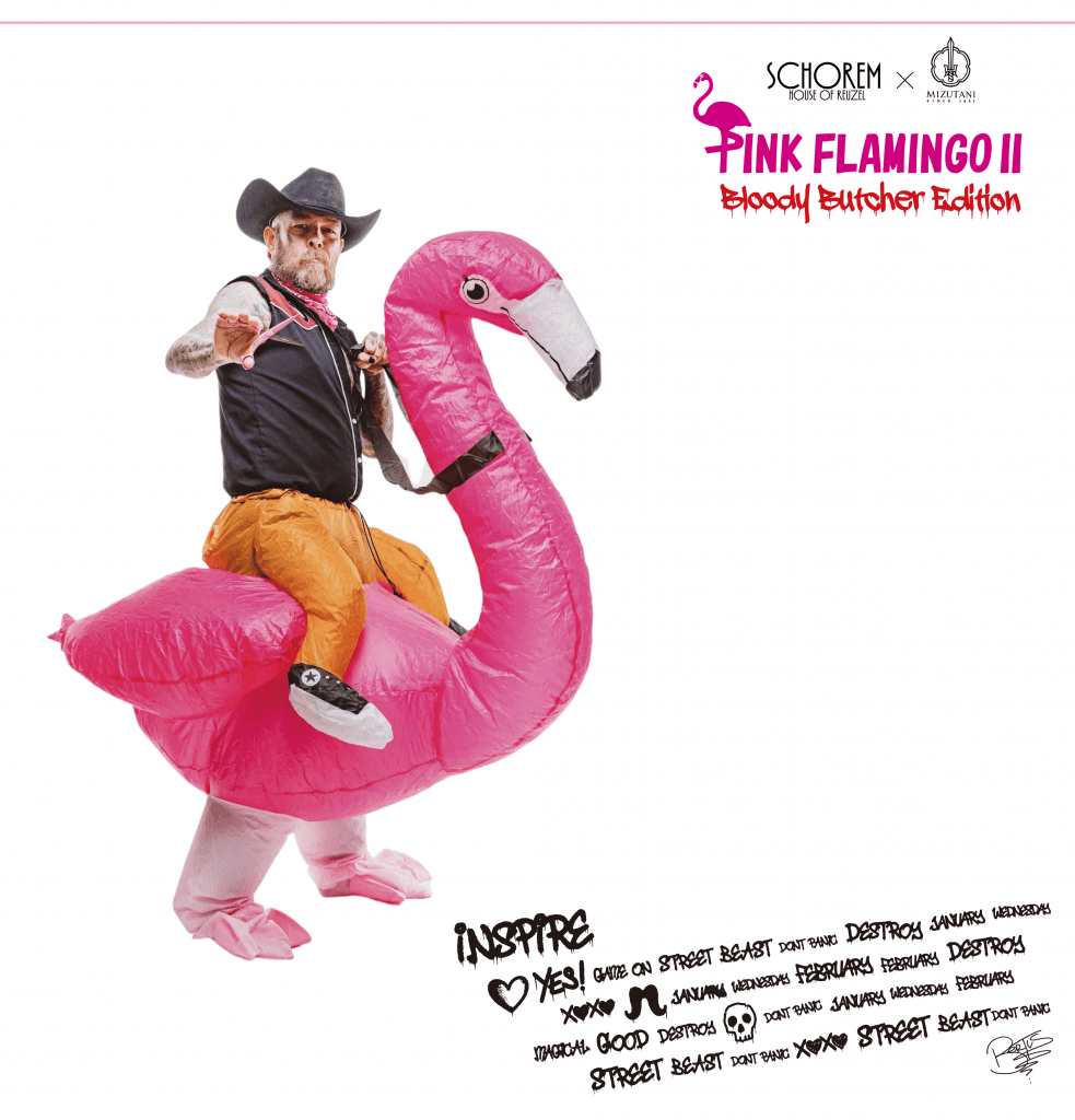 Pink Flamingo II Schneideschere Linkshänder- Ein Friseur mit pinken Friseurscheren der auf einem aufblasbaren Flamingo sitzt