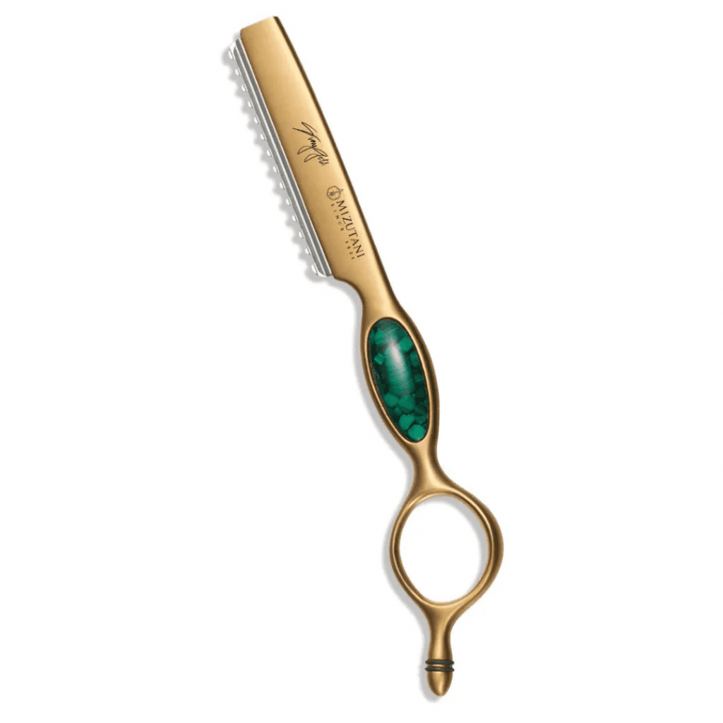 COSINE MINI Malachite Staygold – das Signature-Modell von Staygold
vereint lebendiges Malachitgrün mit Satin-Gold zu einem stilvollen Werkzeug.
Dank optimaler Balance, ergonomischem Griff und ovalem Mittelstück liegt der Razor
perfekt in der Hand und sorgt für sanfte Übergänge,
exakte Texturierung und entspanntes Arbeiten.